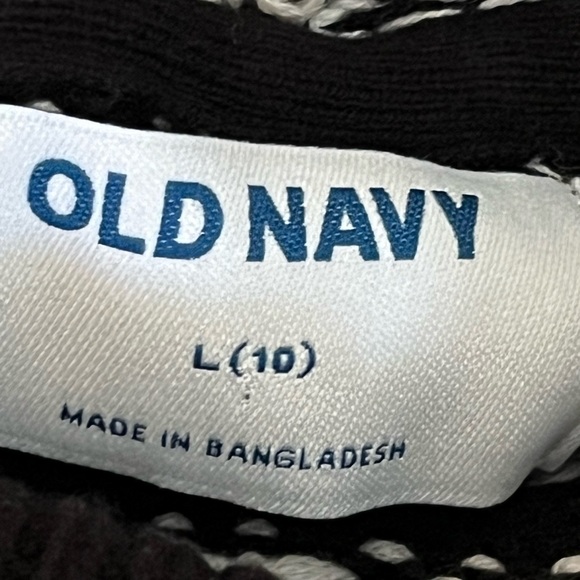 Old Navy Black and White sweater with hood.  With snowflake design for boys - Picture 6 of 10